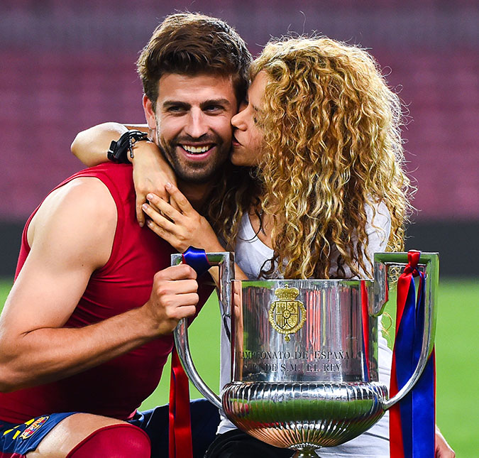 Shakira torce fervorosamente para o marido, jogando pela Espanha. Assista!