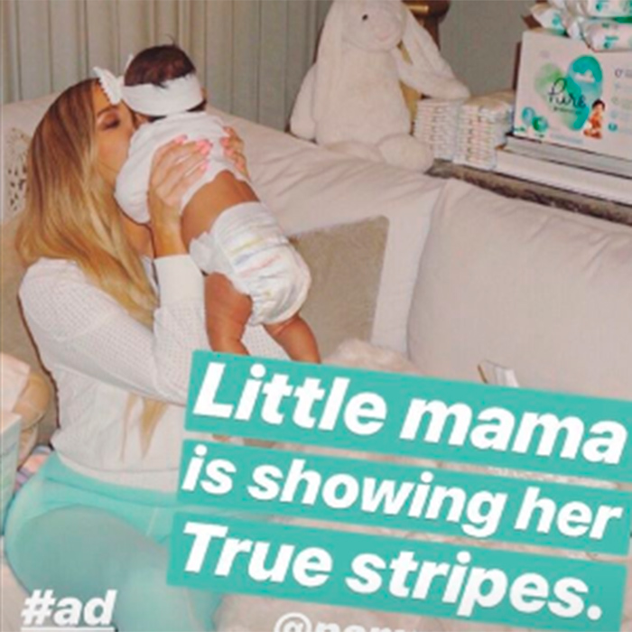 Após compartilhar clique com a filha, Khloé Kardashian fala de maternidade: <i>Às vezes não tomo banho</i>
