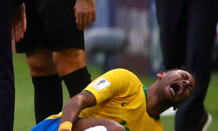 Famosos comentam em foto de jogador que pisou em pé lesionado de Neymar