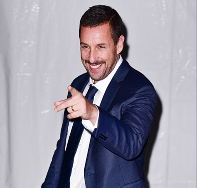 Adam Sandler interrompe sessão de fotos de noivos e acaba saindo em alguns cliques, confira!