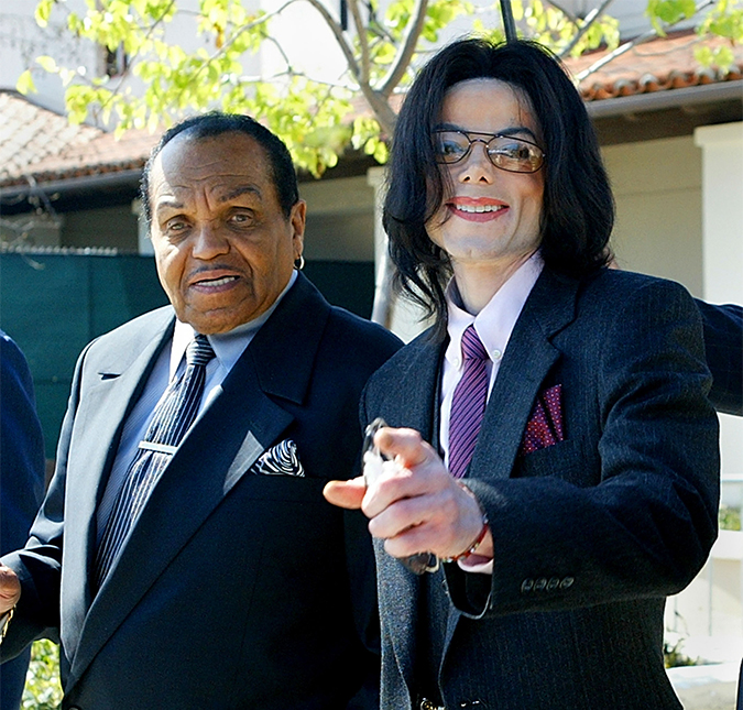 Jay-Z, Bruno Mars e outras celebridades recusam convite para ir ao funeral de pai de Michael Jackson, diz <i>site</i>
