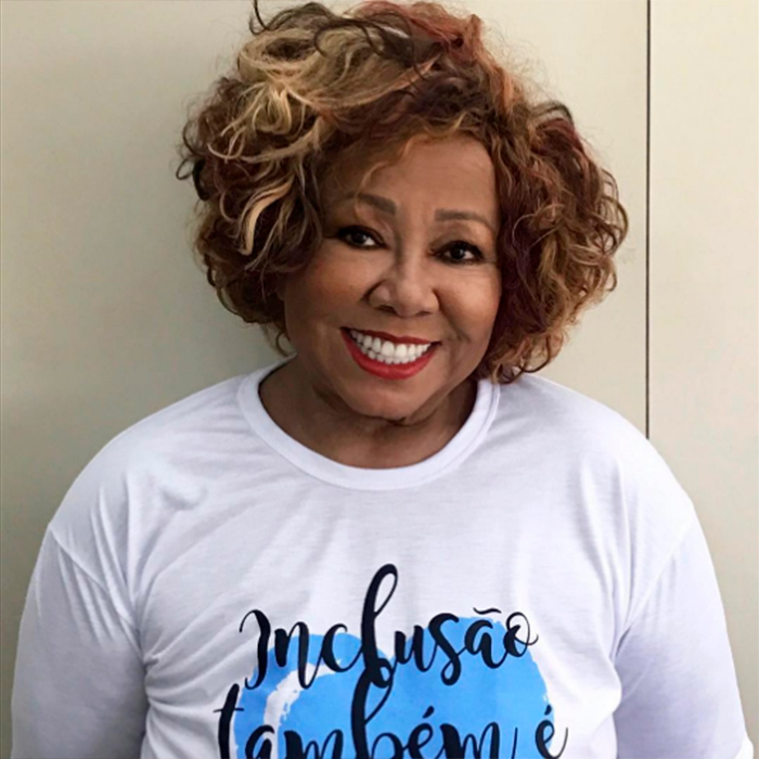 Alcione recebe alta de hospital e manda recado: <i>- Estou na área e, se me derrubar, é pênalti!</i>