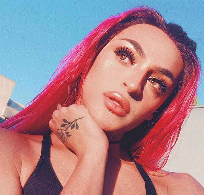 Pabllo Vittar posta foto com cabelos vermelhos e é comparada com Kylie Jenner