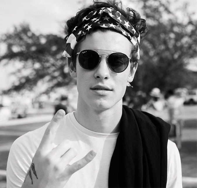 Shawn Mendes leva tombo durante <i>show</i>, assista ao vídeo!