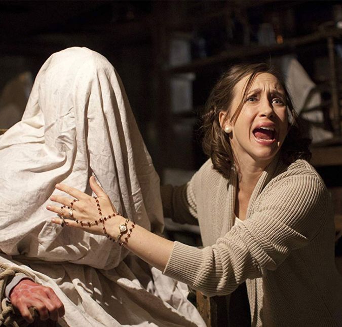 Invocação do Mal também integra a lista dos melhores filmes de terror. A produção de 2013, dirigida por James Wan, conta a história de uma família que, ao se mudar para sua nova casa, começa a presenciar fenômenos inexplicáveis. Com medo do que possa acontecer, a família procura um casal de investigadores paranormais que descobre, no decorrer da trama, que algo muito macabro está hospedado no lar, ou melhor, nunca o abandonou. Se você tem medo de espíritos, nem ouse apertar o play.