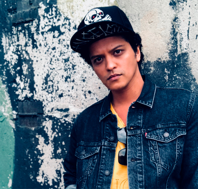 Palco de <i>show</i> de Bruno Mars pega fogo e cantor interrompe apresentação