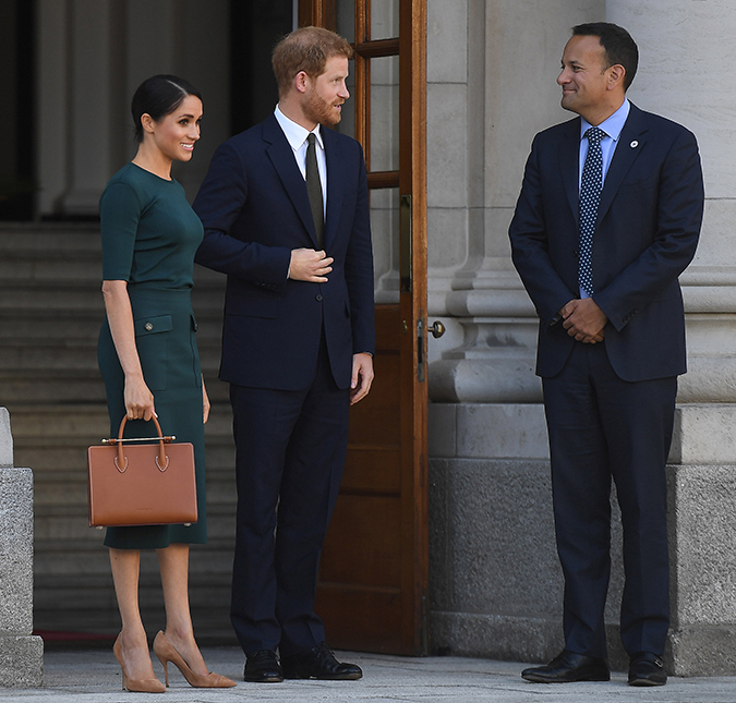 Meghan Markle comete nova gafe e esquece de tirar plástico de bolsa em evento oficial