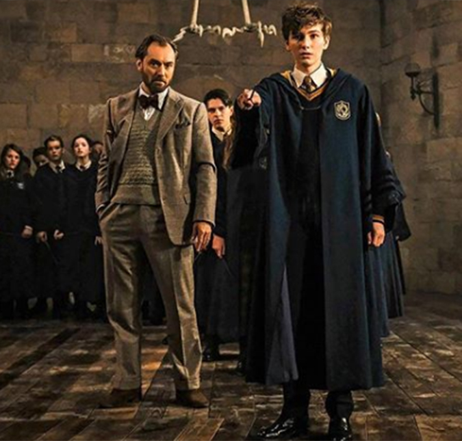 Newt Scamander e Dumbledore aparecem jovens em foto divulgada de <i>Animais Fantásticos 2</i>