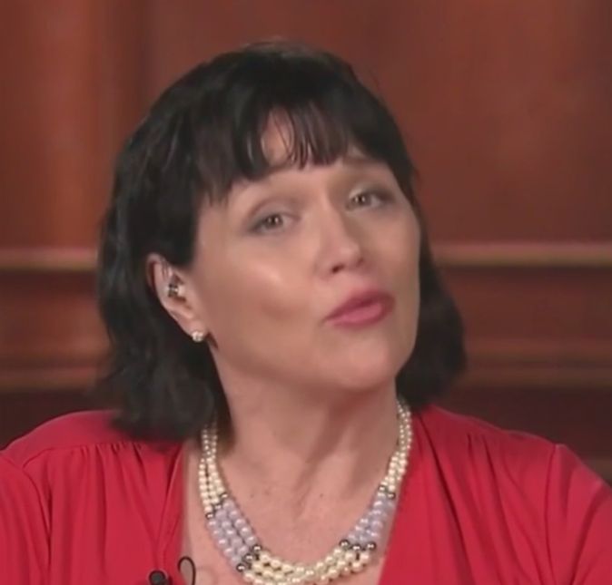 Ela também assumiu que foi ela quem deu a ideia de Thomas Markle posar para fotos, como se estivesse sendo flagrado por paparazzi, em maio, pouco antes do casamento de Meghan. Ao programa Loose Woman ela disse: Deixe-me justificar, ele tem 73 anos, o que o torna frágil. Ele é um homem quieto. Eu sinto que a mídia predou ele, de maneira injusta. Ele tem sido admirável ao ficar fora dos holofotes e não falar com a mídia, com todo o respeito. Só queria que vissem sob uma luz respeitável. Não senti que isso acontecia, então sugeri que os fotógrafos o mostrem como ele é, fazendo coisas positivas. Ela também assumiu que foi ela quem deu a ideia de Thomas Markle posar para fotos, como se estivesse sendo flagrado por paparazzi, em maio, pouco antes do casamento de Meghan. Ao programa Loose Woman ela disse: Deixe-me justificar, ele tem 73 anos, o que o torna frágil. Ele é um homem quieto. Eu sinto que a mídia predou ele, de maneira injusta. Ele tem sido admirável ao ficar fora dos holofotes e não falar com a mídia, com todo o respeito. Só queria que vissem sob uma luz respeitável. Não senti que isso acontecia, então sugeri que os fotógrafos o mostrem como ele é, fazendo coisas positivas.