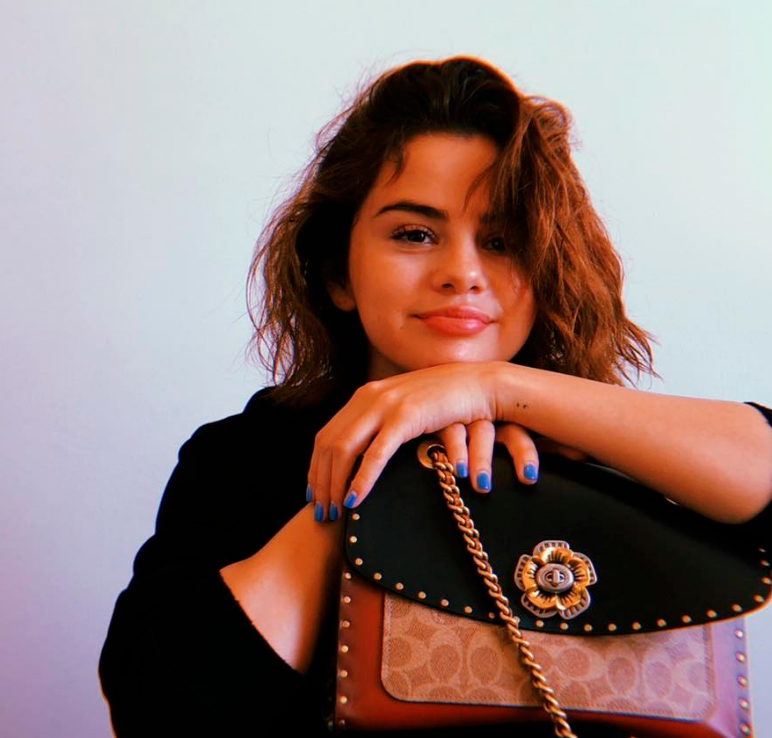 Selena Gomez é vista bebendo após Justin Bieber anunciar noivado, diz <i>site</i>