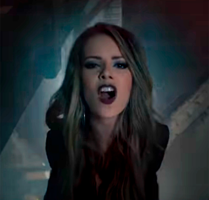Sandy aparece <i>toda trevosa</i> em clipe de <i>heavy metal</i>, assista!