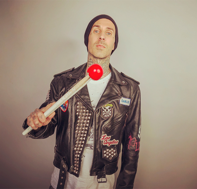 Baterista do <I>Blink 182</i> se envolve em acidente com ônibus escolar
