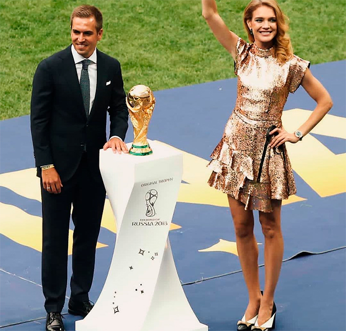 Top russa Natalia Vodianova usou <I>look Louis Vuitton</i> para levar taça da Copa do Mundo