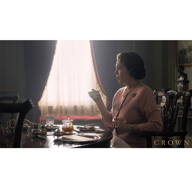 Divulgada a primeira imagem de Olivia Colman como a Rainha Elizabeth II em <i>The Crown</i>