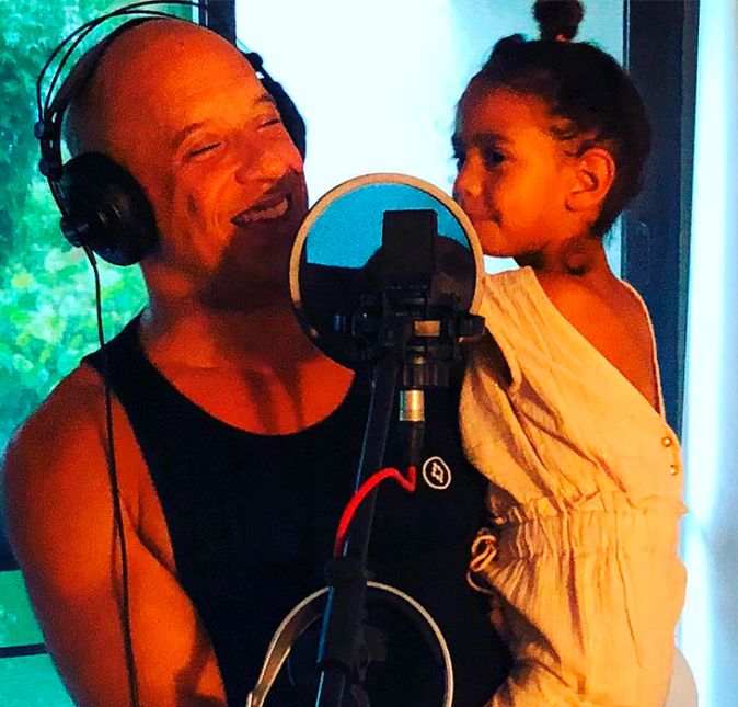 Ele já foi rapper e dançarino de break. Nos anos 80, antes de começar a carreira como ator, ele era bastante envolvido com o hip-hop, e como a internet é um baú de relíquias, fica a sugestão: no vídeo Vin Diesel Break Dancing é possível ver como ele mandava muito nos passos, inclusive um que apelidamos como passinho da minhoca. Ele já foi rapper e dançarino de break. Nos anos 80, antes de começar a carreira como ator, ele era bastante envolvido com o hip-hop, e como a internet é um baú de relíquias, fica a sugestão: no vídeo Vin Diesel Break Dancing é possível ver como ele mandava muito nos passos, inclusive um que apelidamos como passinho da minhoca.