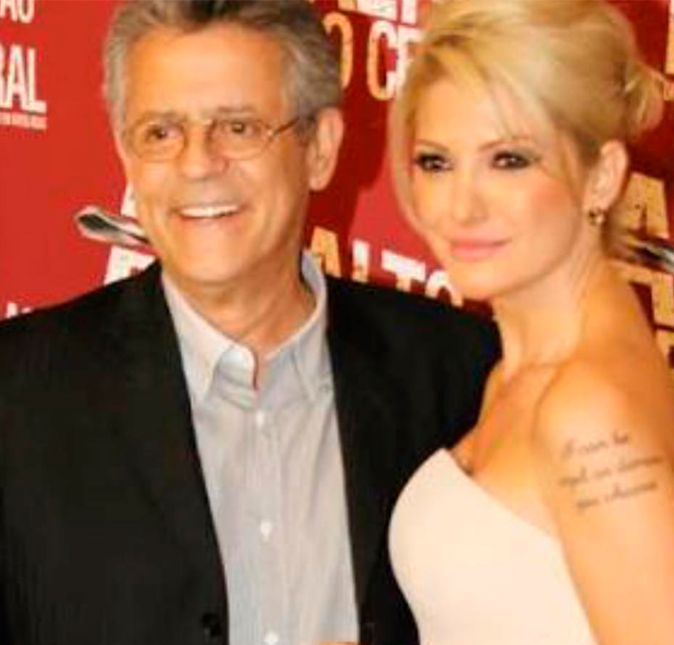 Antonia Fontenelle é conhecida por não ter papas na língua, por sua beleza, seu trabalho e... seus amores! Recentemente, aliás, ela revelou que vivia um relacionamento aberto com Marcos Paulo. Os dois começaram a se relacionar em 2006, com quem ficou até 2012, quando ele morreu por embolia pulmonar. Antonia já falou várias vezes sobre como ficou ao lado de Marcos na pior fase de sua vida, e o ajudou até o fim. Ela lutou na Justiça pelo direito à parte da herança do ator e diretor da Globo, e em 2019 ganhou o processo contra as filhas do produtor - dentre elas Giulia Costa, do relacionamento de Marcos com Flávia Alessandra. No Programa do Gugu, ela relembrou como conheceu o diretor: - Eu estava fazendo uma novela chamada Paraíso Tropical. Não gravei um santo dia, eu era elenco de apoio, eu não gravava mas tinha que ir. E ficava na esperança de gravar e tal. Meu papel era uma manicure de um salão do núcleo de comédia. Um dia, estou com mais duas atrizes esperando o almoço que pedimos. Fomos vestidas de manicure, para a praça de alimentação, sentamos. Aí sabe quando você sente uma pessoa te olhando? Alguém te puxando, a energia é tão forte que você fala, Tem alguém me olhando? Aí minha amiga vira e fala: Cara, Marcos Paulo parou tudo que estava fazendo e não para de te olhar. Falei, ahn? Olhei pra ele, ele sorriu de canto de boca, galanteador. Voltei pra comer, a coisa continuou, aquilo me incomodou, virei pra ele e falei: É comigo? Ele riu, falei: Ai gente, que coisa chata! Não terminei de almoçar, levantei e fui embora. Depois, ele ligou para Antonia, e eles conversaram por quase duas horas. Ela o fez rir muito e Paulo a convidou para jantar, mas sua resposta foi: - Eu não, tenho um nome a zelar. Novamente fazendo ele rir muito, eles combinaram um jantar na casa dele. Seis meses após namorarem escondido, eles assumiram o relacionamento - que durou sete anos, um namorando e seis morando juntos. A seguir, que tal relembrar as paixões que já passaram pela vida da atriz? Antonia Fontenelle é conhecida por não ter papas na língua, por sua beleza, seu trabalho e... seus amores! Recentemente, aliás, ela revelou que vivia um relacionamento aberto com Marcos Paulo. Os dois começaram a se relacionar em 2006, com quem ficou até 2012, quando ele morreu por embolia pulmonar. Antonia já falou várias vezes sobre como ficou ao lado de Marcos na pior fase de sua vida, e o ajudou até o fim. Ela lutou na Justiça pelo direito à parte da herança do ator e diretor da Globo, e em 2019 ganhou o processo contra as filhas do produtor - dentre elas Giulia Costa, do relacionamento de Marcos com Flávia Alessandra. No Programa do Gugu, ela relembrou como conheceu o diretor: - Eu estava fazendo uma novela chamada Paraíso Tropical. Não gravei um santo dia, eu era elenco de apoio, eu não gravava mas tinha que ir. E ficava na esperança de gravar e tal. Meu papel era uma manicure de um salão do núcleo de comédia. Um dia, estou com mais duas atrizes esperando o almoço que pedimos. Fomos vestidas de manicure, para a praça de alimentação, sentamos. Aí sabe quando você sente uma pessoa te olhando? Alguém te puxando, a energia é tão forte que você fala, Tem alguém me olhando? Aí minha amiga vira e fala: Cara, Marcos Paulo parou tudo que estava fazendo e não para de te olhar. Falei, ahn? Olhei pra ele, ele sorriu de canto de boca, galanteador. Voltei pra comer, a coisa continuou, aquilo me incomodou, virei pra ele e falei: É comigo? Ele riu, falei: Ai gente, que coisa chata! Não terminei de almoçar, levantei e fui embora. Depois, ele ligou para Antonia, e eles conversaram por quase duas horas. Ela o fez rir muito e Paulo a convidou para jantar, mas sua resposta foi: - Eu não, tenho um nome a zelar. Novamente fazendo ele rir muito, eles combinaram um jantar na casa dele. Seis meses após namorarem escondido, eles assumiram o relacionamento - que durou sete anos, um namorando e seis morando juntos. A seguir, que tal relembrar as paixões que já passaram pela vida da atriz?