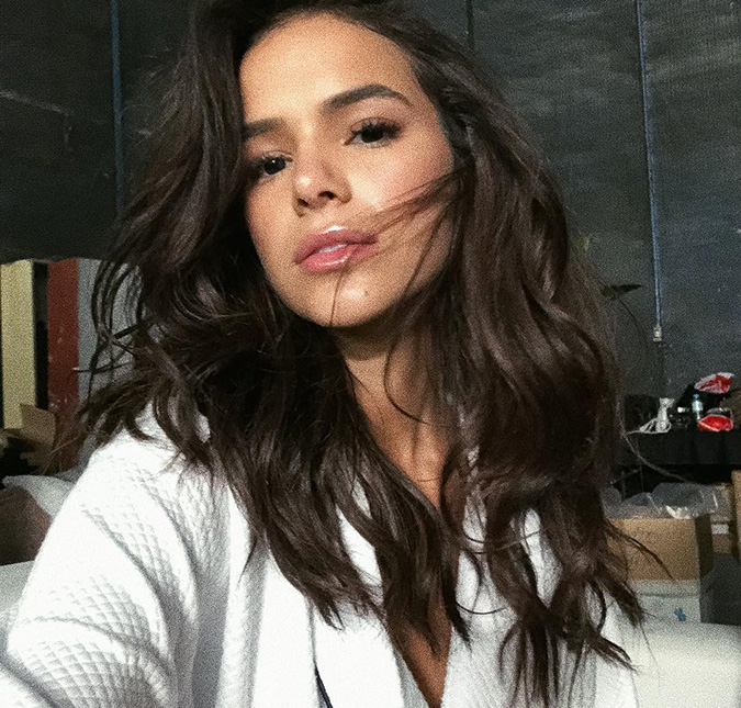 Bruna Marquezine posta <i>selfie</I> nas redes sociais e Ivete brinca: <i>Parecida comigo</i>