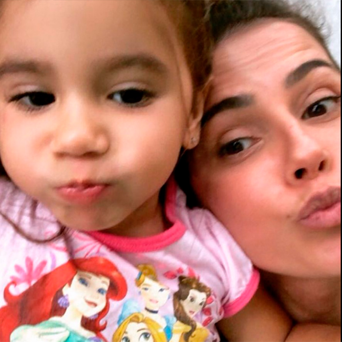 Deborah Secco emociona público em carta aberta para a filha: <i>Fico pensando se é difícil para você entender as ausências da mamãe</i>