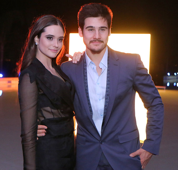 Apesar de negaram romance, famílias de Juliana Paiva e Nicolas Prattes ficam juntas em evento