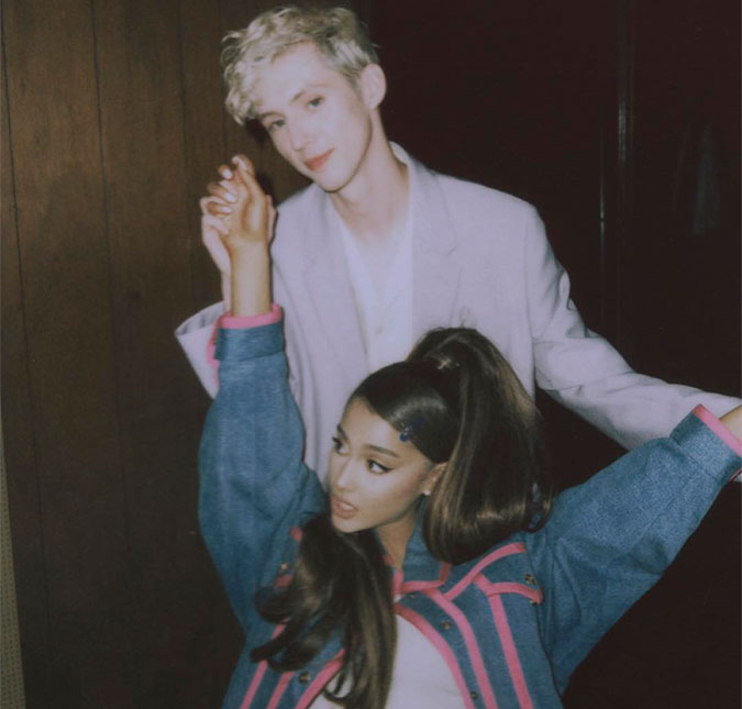 Ariana Grande e Troye Sivan com certeza te representam em clipe de <I>Dance To This</I>