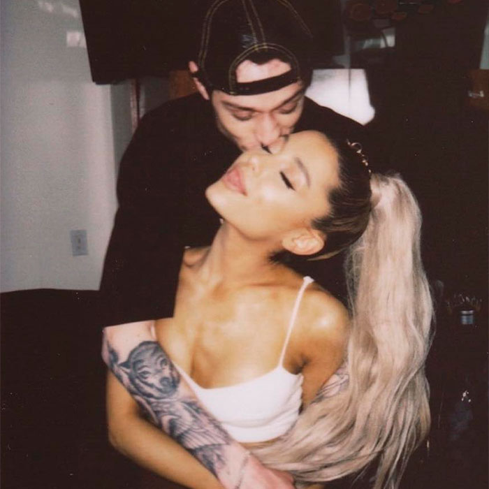 Ariana Grande estaria arrependida de ter noivado com Pete Davidson, diz <i>site</i>