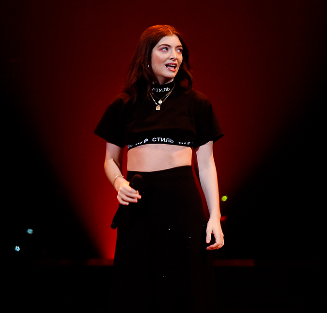 Lorde relata problema com blusa durante <i>show</i> e quase deixa seios à mostra