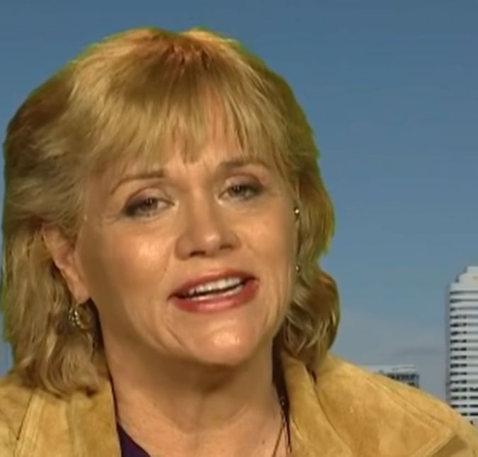 Samantha Markle ainda deu a entender que vai participar da próxima edição britânica do Big Brother, que dessa vez trará um elenco composto apenas por pessoas envolvidas em escândalos. Durante entrevista ao Good Morning Britain, a meia-irmã de Meghan Markle disse o seguinte: - Bem, eu te diria, mas então eu teria que te matar... não quero me encontrar em uma posição ruim. Além disso, afirmou às apresentadoras, Kate Garraway e Charlotte Hawkins, que não está tomando proveito do fato de ser meia-irmã de Meghan: - Eu trabalhei na mídia a maior parte da minha vida, por quê eu pararia de viver por (causa do que está acontecendo)... nós temos o direito (de contar histórias sobre Meghan), temos o direito de ser aberto em relação a isso... Não é depreciativo, não é prejudicial. Todos nós temos que sobreviver. Dinheiro faz o mundo girar. Se você quer falar que é faturar, isso é um pouco ridículo. Anteriormente, ela havia dito, em entrevista ao Inside Edition show, que participaria do Big Brother justamente para faturar: - Por que não? A vida é feita para faturar... pegar as oportunidades assim que elas surgem e esperar que você aproveite a jornada. (...) O objetivo do programa não seria falar (sobre Meghan). Segundo informações do The Sun, fontes afirmam que Samantha não está na lista de possíveis participantes do reality. Mais uma polêmica... Samantha Markle ainda deu a entender que vai participar da próxima edição britânica do Big Brother, que dessa vez trará um elenco composto apenas por pessoas envolvidas em escândalos. Durante entrevista ao Good Morning Britain, a meia-irmã de Meghan Markle disse o seguinte: - Bem, eu te diria, mas então eu teria que te matar... não quero me encontrar em uma posição ruim. Além disso, afirmou às apresentadoras, Kate Garraway e Charlotte Hawkins, que não está tomando proveito do fato de ser meia-irmã de Meghan: - Eu trabalhei na mídia a maior parte da minha vida, por quê eu pararia de viver por (causa do que está acontecendo)... nós temos o direito (de contar histórias sobre Meghan), temos o direito de ser aberto em relação a isso... Não é depreciativo, não é prejudicial. Todos nós temos que sobreviver. Dinheiro faz o mundo girar. Se você quer falar que é faturar, isso é um pouco ridículo. Anteriormente, ela havia dito, em entrevista ao Inside Edition show, que participaria do Big Brother justamente para faturar: - Por que não? A vida é feita para faturar... pegar as oportunidades assim que elas surgem e esperar que você aproveite a jornada. (...) O objetivo do programa não seria falar (sobre Meghan). Segundo informações do The Sun, fontes afirmam que Samantha não está na lista de possíveis participantes do reality. Mais uma polêmica...