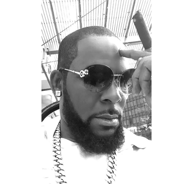 R. Kelly divulga música de 19 minutos para falar sobre rumores de pedofilia e seita sexual: <i>Eu admito</i>