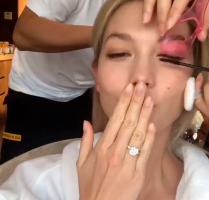 Modelo Karlie Kloss exibe anel de noivado pela primeira vez