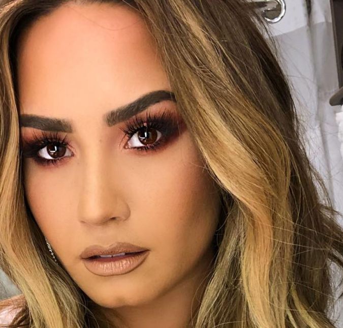 Em julho de 2018, o mundo ficou em choque com a notícia de que Demi Lovato, que há anos luta contra o vício em drogas e bebida, havia sofrido uma overdose. A cantora já está bem, mas havia dado indícios de que não estava mais sóbria ao lançar a canção Sober. Aos 25 anos de idade, ela já falou algumas vezes sobre problemas de saúde abertamente e, ao E! Online, ela relembrou quando chegou ao fundo do poço, aos 19 anos: - Eu estava indo ao aeroporto e eu tinha uma garrafa de refrigerante que eu havia enchido com vodka e era apenas nove da manhã e eu estava vomitando no carro. E isso para entrar no avião para Los Angeles para voltar à casa de sobriedade onde eu estava ficando... Eu tinha toda a ajuda do mundo, mas eu não queria. Quando eu atingi aquele momento eu fiquei, tipo, não é mais divertido quando você está fazendo isso sozinha. Eu nunca realmente falei sobre isso antes... eu não sei se eu deveria estar dividindo isso. Em um relato chocante, a cantora deu detalhes dos problemas físicos que lidou como consequência da overdose.