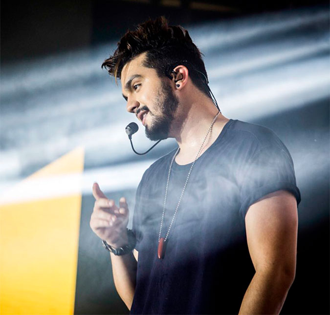 Luan Santana sofre susto e lida com pequeno incêndio em <I>show</I>, assista!