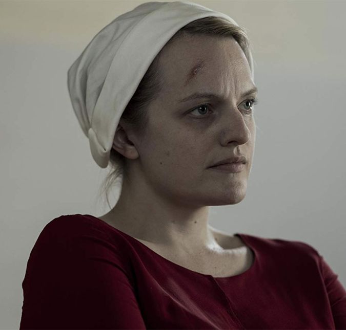 Você se lembra do choque inicial do começo da série? O telespectador já se depara com diversos momentos emocionantes, como a separação de June de seu marido e de sua filha e o momento em que, como uma aia, se vê obrigada a fazer sexo com o comandante Fred Waterford. Fazendo parte - contra sua vontade - da sociedade Gilead, a agora Offred servirá apenas para tentar engravidar e dar um filho a Waterford e sua esposa, Serena. Você se lembra do choque inicial do começo da série? O telespectador já se depara com diversos momentos emocionantes, como a separação de June de seu marido e de sua filha e o momento em que, como uma aia, se vê obrigada a fazer sexo com o comandante Fred Waterford. Fazendo parte - contra sua vontade - da sociedade Gilead, a agora Offred servirá apenas para tentar engravidar e dar um filho a Waterford e sua esposa, Serena.