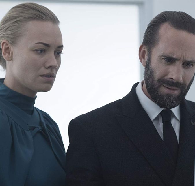 A primeira temporada também contou aos poucos como se deu essa ideia de criação de uma sociedade em que as mulheres são completamente submissas aos homens e só servem para procriar. O fato chocante fica por conta da descoberta de que foi Serena, junto com Fred, uma das principais mentes por trás da ideologia. A obsessão dela por ter filhos e por tentar provar que a fertilidade nos Estados Unidos estava indo de mal a pior, a fez tomar medidas drásticas. O problema é que ela também se torna submissa, sendo reduzida apenas ao papel de Esposa, mesmo tendo sido crucial para toda a criação dessa nova sociedade. A primeira temporada também contou aos poucos como se deu essa ideia de criação de uma sociedade em que as mulheres são completamente submissas aos homens e só servem para procriar. O fato chocante fica por conta da descoberta de que foi Serena, junto com Fred, uma das principais mentes por trás da ideologia. A obsessão dela por ter filhos e por tentar provar que a fertilidade nos Estados Unidos estava indo de mal a pior, a fez tomar medidas drásticas. O problema é que ela também se torna submissa, sendo reduzida apenas ao papel de Esposa, mesmo tendo sido crucial para toda a criação dessa nova sociedade.