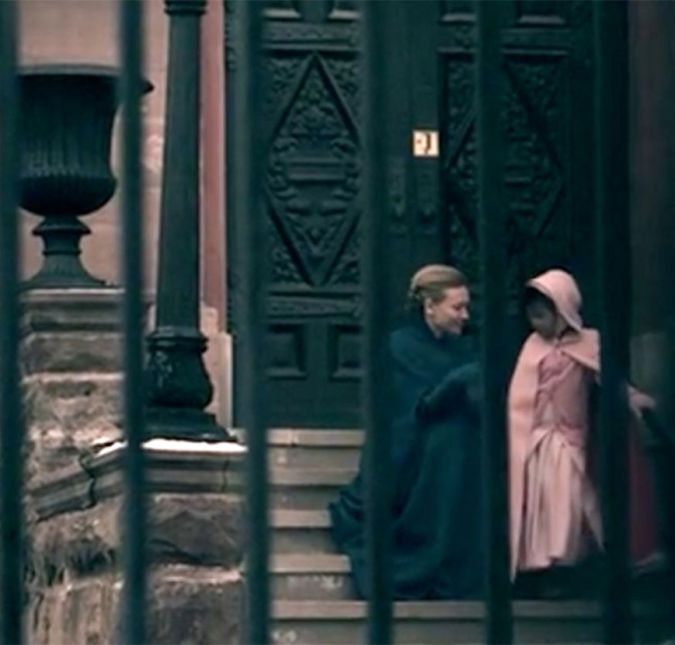 Logo após descobrir que está grávida, June é ameaçada emocionalmente por Serena, que faz a aia ver, de longe, a filha que havia sido levada de seus braços, no começo da história. June vê a pequena de uma certa distância, estando dentro de um carro, e a cena é extremamente dolorosa. A mensagem de Serena, portanto, era clara: - Contanto que meu bebê esteja seguro, o seu também estará, ela diz para uma June, que estava com o emocional já totalmente destruído. Logo após descobrir que está grávida, June é ameaçada emocionalmente por Serena, que faz a aia ver, de longe, a filha que havia sido levada de seus braços, no começo da história. June vê a pequena de uma certa distância, estando dentro de um carro, e a cena é extremamente dolorosa. A mensagem de Serena, portanto, era clara: - Contanto que meu bebê esteja seguro, o seu também estará, ela diz para uma June, que estava com o emocional já totalmente destruído.