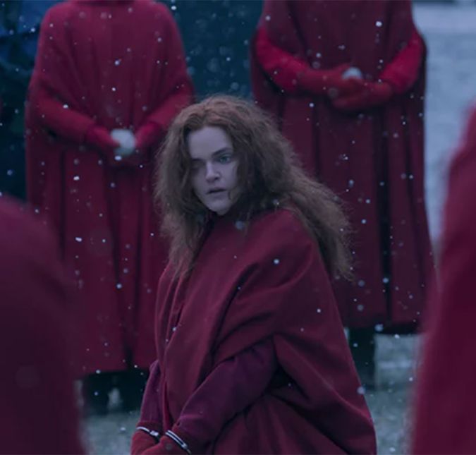 As cenas mais chocantes da série ainda são aquelas que mostram tortura e castigos. Como não deixar de citar a vez em que Janine, em um ato de loucura, não quer dar sua bebê ao comandante e a esposa dele e ameaça se jogar de uma ponte? June, então, a convence a entregar a criança, mas Janine pula no rio, em seguida. Tendo sobrevivido, o castigo dela, segundo ordenou Tia Lydia, é ser apedrejada até a morte por suas aias companheiras. Lideradas por June, todas desobedecem as regras e largam as pedras, sob protestos de Lydia. As cenas mais chocantes da série ainda são aquelas que mostram tortura e castigos. Como não deixar de citar a vez em que Janine, em um ato de loucura, não quer dar sua bebê ao comandante e a esposa dele e ameaça se jogar de uma ponte? June, então, a convence a entregar a criança, mas Janine pula no rio, em seguida. Tendo sobrevivido, o castigo dela, segundo ordenou Tia Lydia, é ser apedrejada até a morte por suas aias companheiras. Lideradas por June, todas desobedecem as regras e largam as pedras, sob protestos de Lydia.