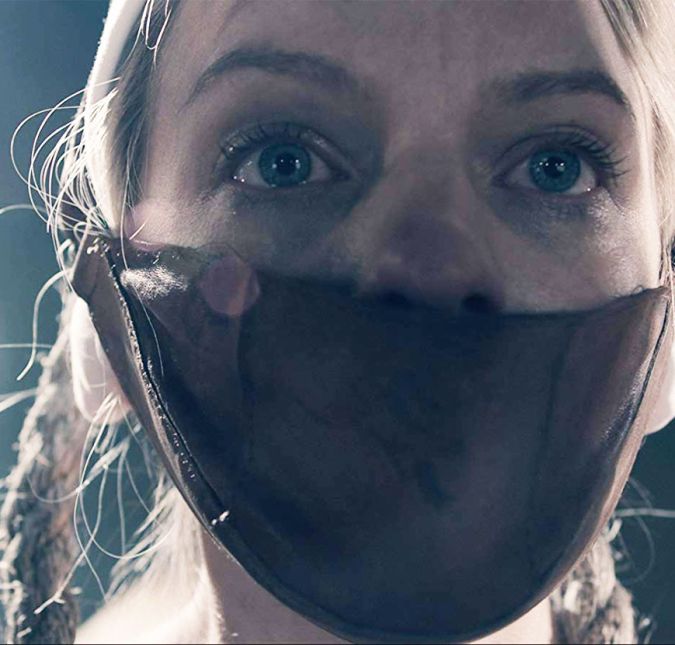 Por consequência desse protesto, a segunda temporada já começa eletrizante. Todas as aias que desobedeceram Lydia chegam a um abandonado estádio de beisebol amordaçadas e com as mãos atadas. Ameaçadas por guardas, que são liderados por Lydia, elas todas sobem em um palanque e percebem que serão enforcadas. Uma grande linha de aias se forma e, no discurso, Lydia afirma que a morte delas será em consequência da afronta do não-apedrejamento. Porém, Lydia avisa que a situação era apenas uma ameaça, informando que, da próxima vez, elas deverão obedecê-la - senão serão mortas. Por consequência desse protesto, a segunda temporada já começa eletrizante. Todas as aias que desobedeceram Lydia chegam a um abandonado estádio de beisebol amordaçadas e com as mãos atadas. Ameaçadas por guardas, que são liderados por Lydia, elas todas sobem em um palanque e percebem que serão enforcadas. Uma grande linha de aias se forma e, no discurso, Lydia afirma que a morte delas será em consequência da afronta do não-apedrejamento. Porém, Lydia avisa que a situação era apenas uma ameaça, informando que, da próxima vez, elas deverão obedecê-la - senão serão mortas.