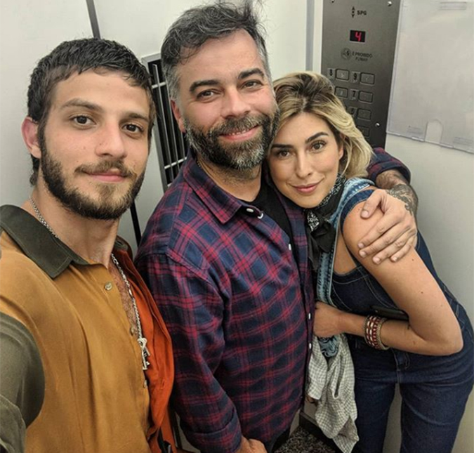 Solteiro, Chay Suede sai com amigos no Rio de Janeiro