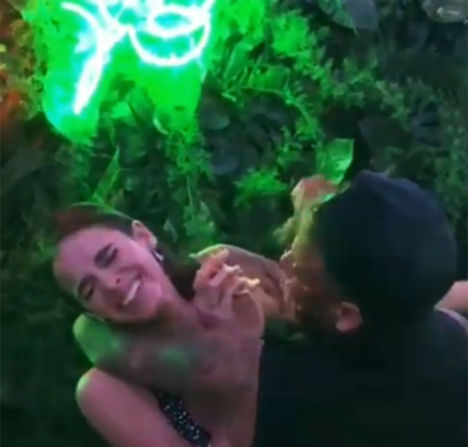 Neymar esfregou muito bolo no rosto de Bruna Marquezine na festa de aniversário da amada, veja os vídeos!