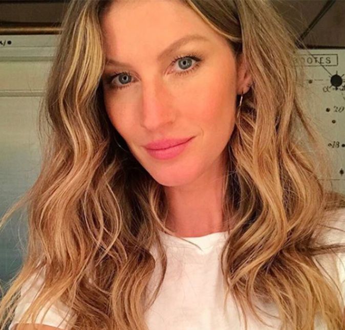 Gisele Bündchen está sempre trabalhando em novos projetos e campanhas. Mas mesmo sempre estando sob os holofotes, algumas vezes ela revela curiosidades nunca ditas antes. Tempos atrás, por exemplo, segundo o jornal O Globo, a modelo fez um ensaio fotográfico na Costa Rica, onde possui uma casa para passar as férias com a família, e revelou o que faz para matar as saudades do Brasil, já que a top já mora há 20 anos nos Estados Unidos : - Arroz com feijão é uma comidinha brasileira que sempre tem lá em casa. Nascida no Rio Grande do Sul em 20 de julho de 1980, ela também tem uma forma de manter suas raízes mais perto ainda: - Também tenho um hábito bem gaúcho, que é tomar chimarrão. Confira, a seguir, mais curiosidades sobre esse ícone da moda que você nem imaginava!!