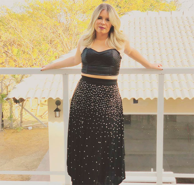 Marília Mendonça mostra barriguinha em <I>look</I> com <I>cropped</I> e ganha elogios