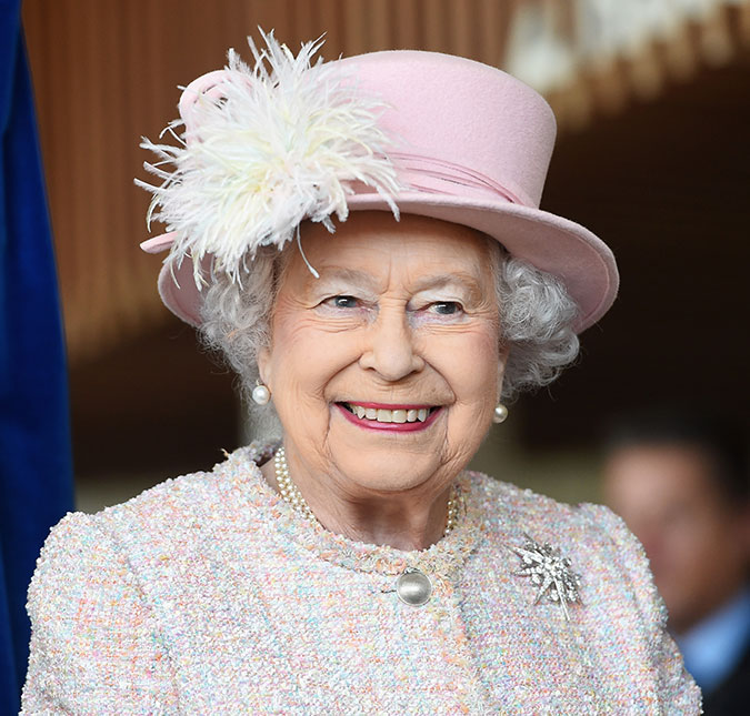 Rainha Elizabeth II coloca à venda carro <i>vintage</i> por dez milhões de reais!