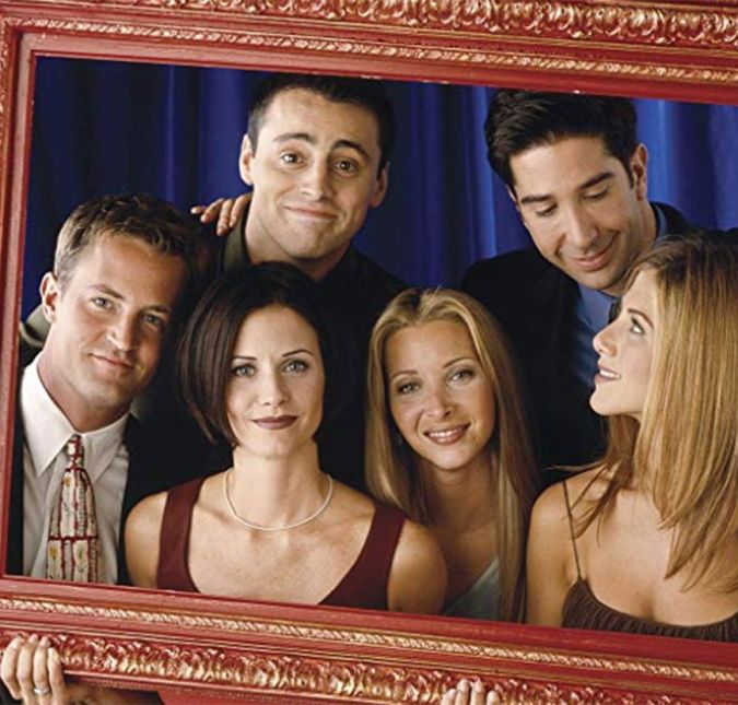 Tudo começou no dia 22 de setembro de 1994, quando foi ao ar o primeiro episódio de Friends! A série durou dez temporadas e se tornou um dos seriados mais populares de todos os tempos. Contando a história de seis melhores amigos, que viviam próximos e se viam todos os dias, a produção lançou ao estrelato atores e atrizes que estavam apenas no começo de suas carreiras. Os anos se passaram e eles, claro, mudaram bastante... Que tal, então, ver a seguir como eram e como estão os atores da produção?