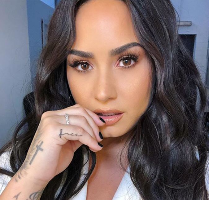 Demi Lovato ficará em <i>rehab</i> por três meses e mãe da cantora vai exigir teste de drogas aleatórios