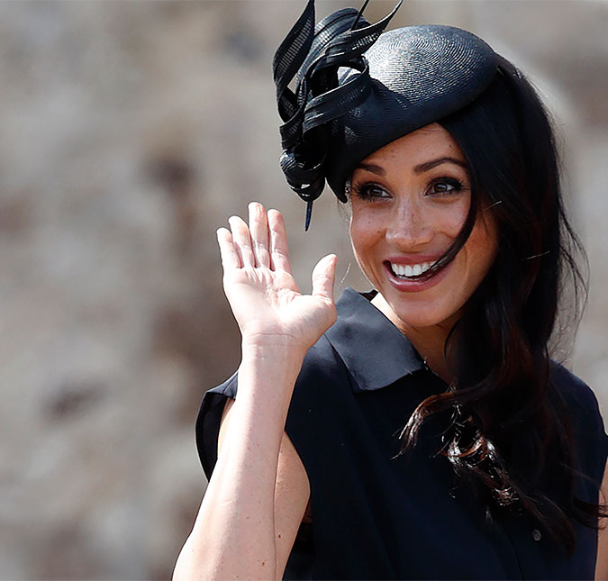 Meghan Markle deixa sutiã à mostra em <i>look</i> e causa polêmica entre internautas, entenda!