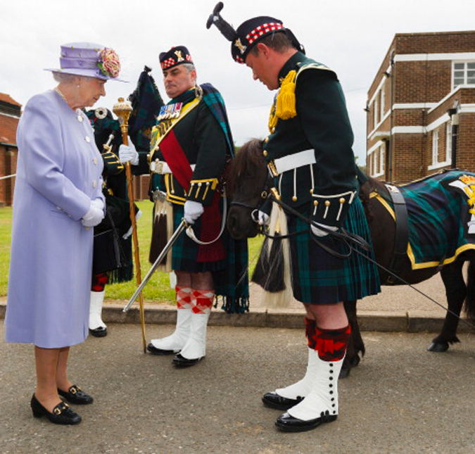 Rainha Elizabeth II passa as férias na Escócia e tem reação inusitada ao encontrar pônei; entenda!