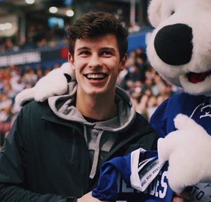 Shawn já contou em seu canal do YouTube que começou a jogar hóquei no gelo quando tinha 13 anos de idade, e apesar de ter odiado no início por ser o menor e mais magro do time, seu pai o incentivou a praticar para se tornar melhor - e foi exatamente o que ele fez. Hoje em dia este é um dos esportes favoritos do cantor, e ele continua jogando muito bem! Shawn já contou em seu canal do YouTube que começou a jogar hóquei no gelo quando tinha 13 anos de idade, e apesar de ter odiado no início por ser o menor e mais magro do time, seu pai o incentivou a praticar para se tornar melhor - e foi exatamente o que ele fez. Hoje em dia este é um dos esportes favoritos do cantor, e ele continua jogando muito bem!