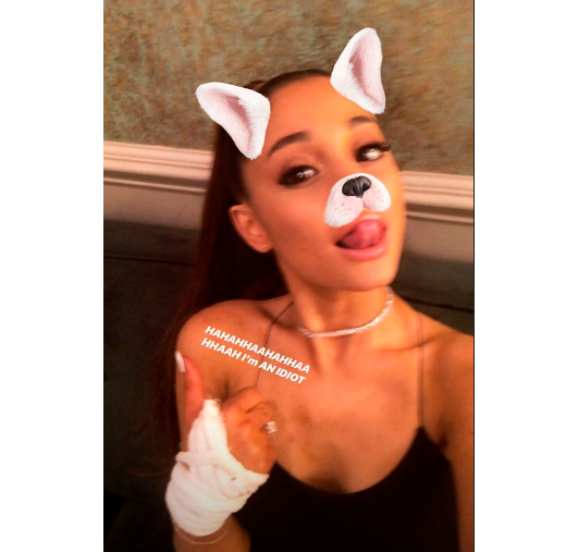 Ariana Grande machuca a mão durante gravação e ainda manda recado para <i>hater</i>; veja!