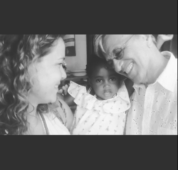 Ao Lado Da Filha Leandra Leal Faz Homenagem A Caetano Veloso