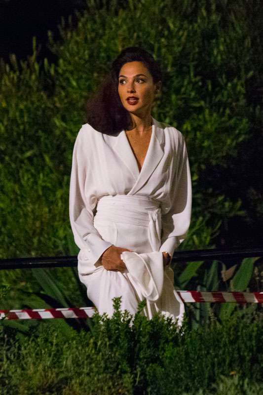 mulher maravilha de vestido