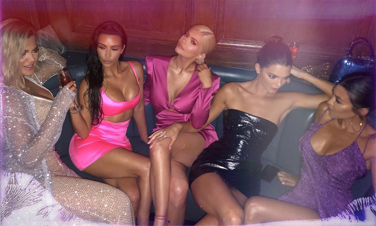 Mulher sai de ambulância da festa de 21 anos de Kylie Jenner